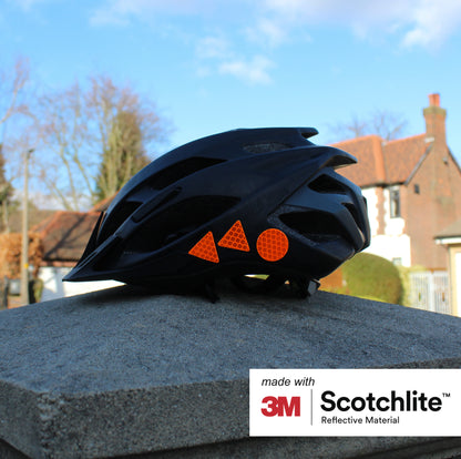 Schwarzer Fahrradhelm mit orangefarbenen Outdoor-Stickern von Salzmann